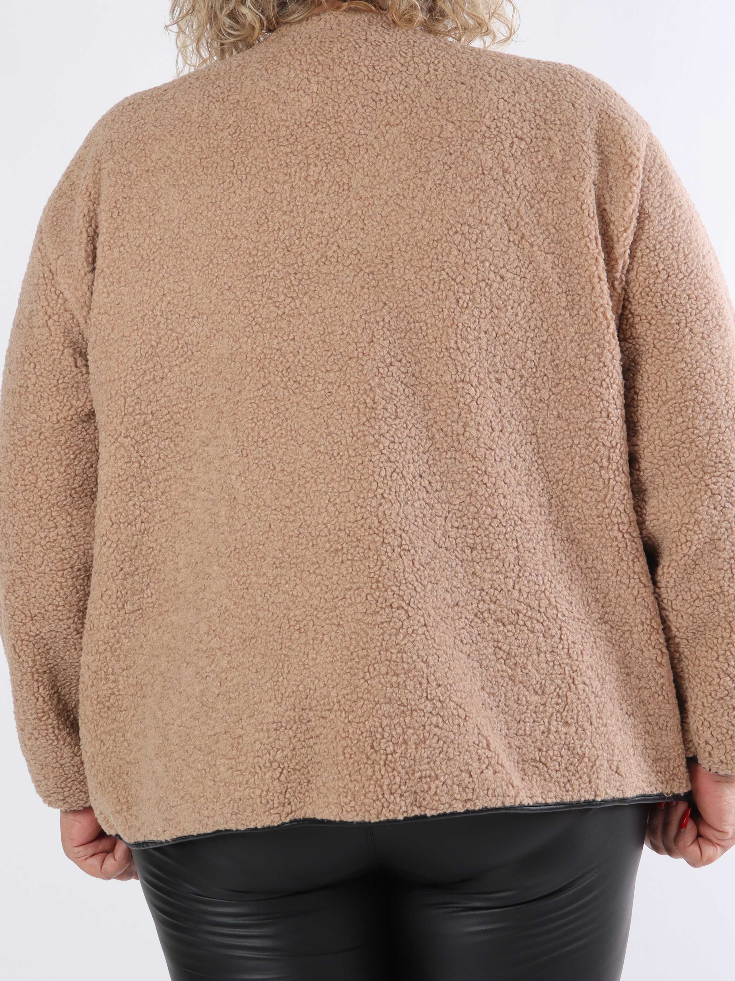 Danya - Fleecekofta i plus size med rosetter i läderlook